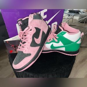 NIKE SB DUNK HIGH PRO PRM | Size MenUS 9/WmUS 10.5 | Black/Pink Rise-Lucky Green